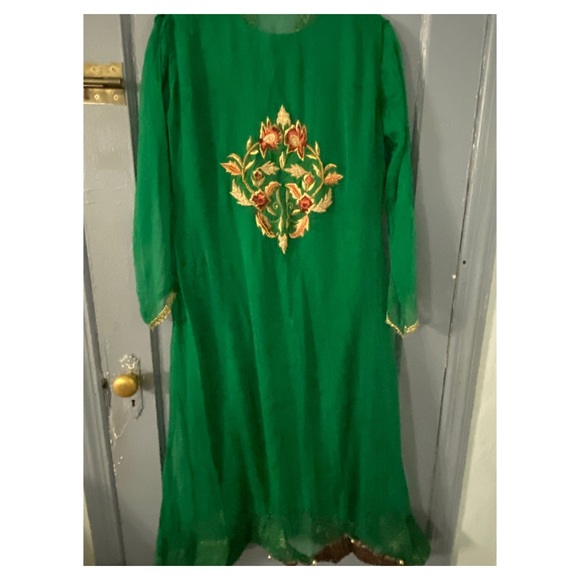 Chiffon Emerald green maxi gown (4 pieces) - Picture 3 of 5